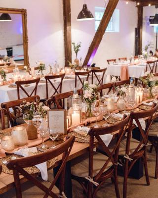 Stühle mieten & vermieten - Exklusiver Crossback Stuhl mieten – Rustikaler Holzstuhl für Vintage-Hochzeiten & Events in Wuppertal