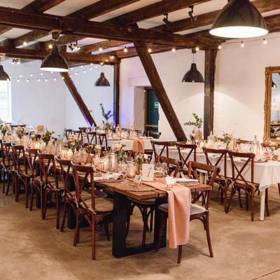 Stühle mieten & vermieten - Exklusiver Crossback Stuhl mieten – Rustikaler Holzstuhl für Vintage-Hochzeiten & Events in Wuppertal