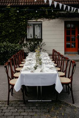 Stühle mieten & vermieten - Exklusiver Crossback Stuhl mieten – Rustikaler Holzstuhl für Vintage-Hochzeiten & Events in Wuppertal