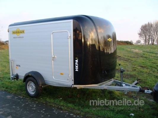 Motorradanhänger mieten & vermieten - HOPPER 21 (einachser extra breit)  Geschlossener 2er Koffer Motorradanhänger 1500 kg abschließbar, gebremst, Auffahrrampe + Seitentüre inkl. Wippen – 100 km/h in Elsdorf (Rheinland)