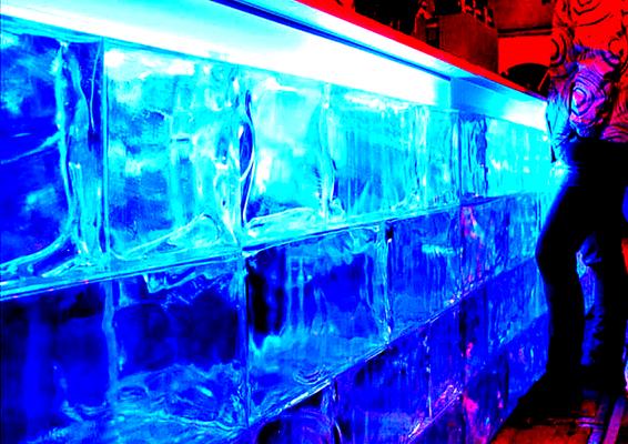 Mobile Bar mieten & vermieten - 2 m Acryl Eisbar inkl. Rückwand – Co2 neutral – green event in Bramsche