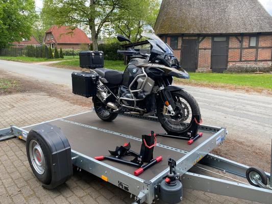 Motorradanhänger mieten & vermieten - Motorradanhänger mieten – 100 km/h – absenkbar von STEMA 🏍️ in Buchholz in der Nordheide