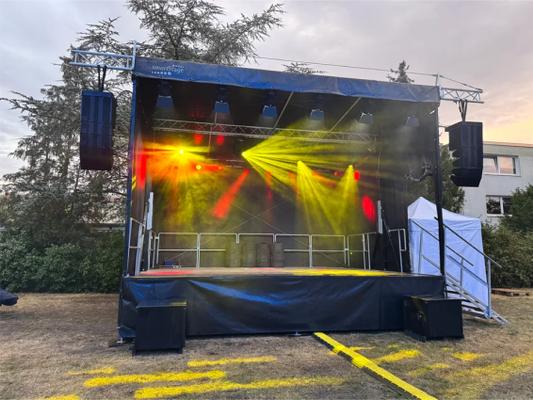 Bühne mieten & vermieten - Trailerbühne für Open-Air-Events – mobile Bühne für Tagesveranstaltungen in Langenhagen