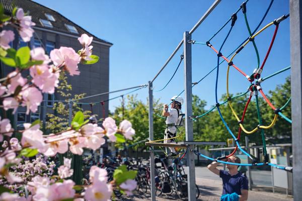 Klettergeräte mieten & vermieten - Klettern auf der Blumenwiese – der mobile Kinderhochseilgarten - Frühlingserwachen - Gartenschaus in Bramsche