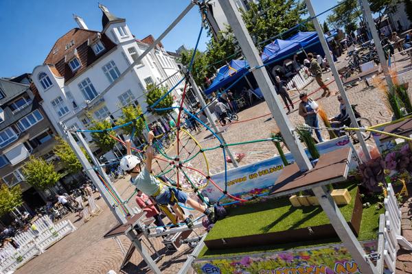 Klettergeräte mieten & vermieten - Klettern auf der Blumenwiese – der mobile Kinderhochseilgarten - Frühlingserwachen - Gartenschaus in Bramsche