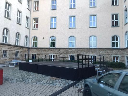 Bühne mieten & vermieten - Bühne / Podium aus Systempodesten Bütec 4x3m / 6x4m verschiedene Größen möglich mit Treppen/Geländer in Bautzen