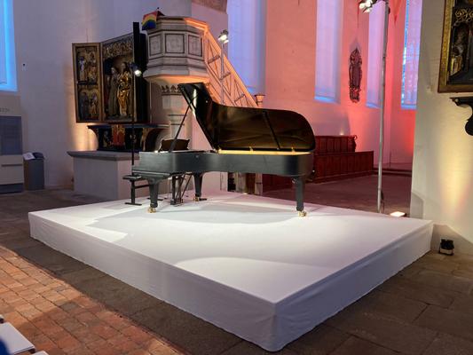 Bühne mieten & vermieten - Bühne / Podium aus Systempodesten Bütec 4x3m / 6x4m verschiedene Größen möglich mit Treppen/Geländer in Bautzen