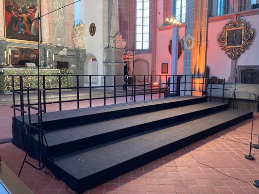 Bühne mieten & vermieten - Bühne / Podium aus Systempodesten Bütec 4x3m / 6x4m verschiedene Größen möglich mit Treppen/Geländer in Bautzen
