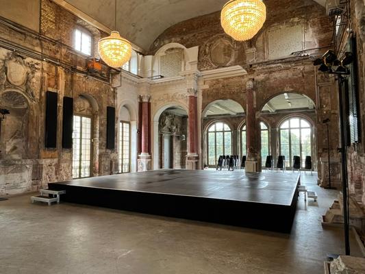 Bühne mieten & vermieten - Bühne / Podium aus Systempodesten Bütec 4x3m / 6x4m verschiedene Größen möglich mit Treppen/Geländer in Bautzen