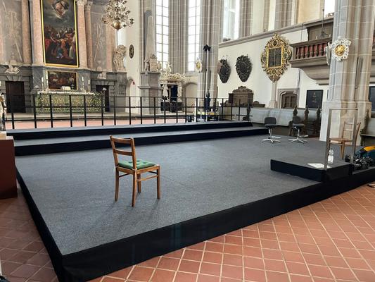 Bühne mieten & vermieten - Bühne / Podium aus Systempodesten Bütec 4x3m / 6x4m verschiedene Größen möglich mit Treppen/Geländer in Bautzen