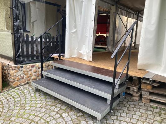 Bühne mieten & vermieten - Bühne / Podium aus Systempodesten Bütec 4x3m / 6x4m verschiedene Größen möglich mit Treppen/Geländer in Bautzen